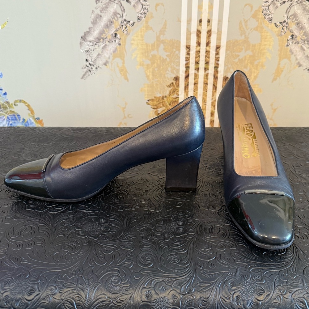 Vintage Salvatore Ferragamo Navy Blue Heels size 9
